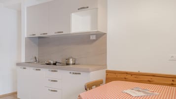 Coffee/tea maker, fridge, stovetop, dishwasher