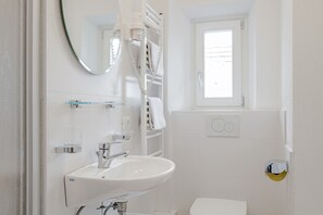 Shower, hair dryer, towels - Holiday Apartment “Kruma - Gsail 3” with Mountain View, Wi-Fi & Balcony (Olang)