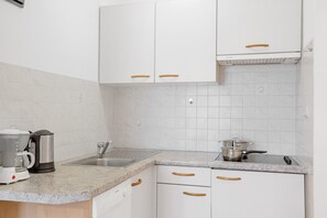 Fridge, microwave, stovetop, dishwasher