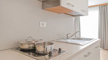 KĂŒhlschrank, Herdplatte, Wasserkocher mit Kaffee-/Teezubehör