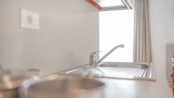 Réfrigérateur, plaque de cuisson, cafetière/bouilloire