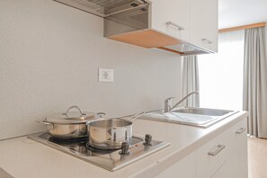 Frigorifero, piano cottura, macchina per tè/caffè, bollitore elettrico