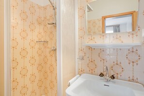 Douche, sĂšche-cheveux, serviettes fournies