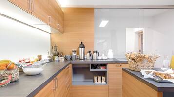 Réfrigérateur, plaque de cuisson, cafetiÚre/bouilloire