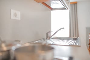 Frigorifero, piano cottura, macchina per tè/caffè, bollitore elettrico