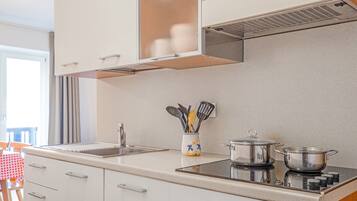 Réfrigérateur, micro-ondes, plaque de cuisson, lave-vaisselle