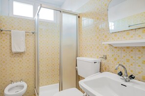 Douche, sèche-cheveux, serviettes fournies