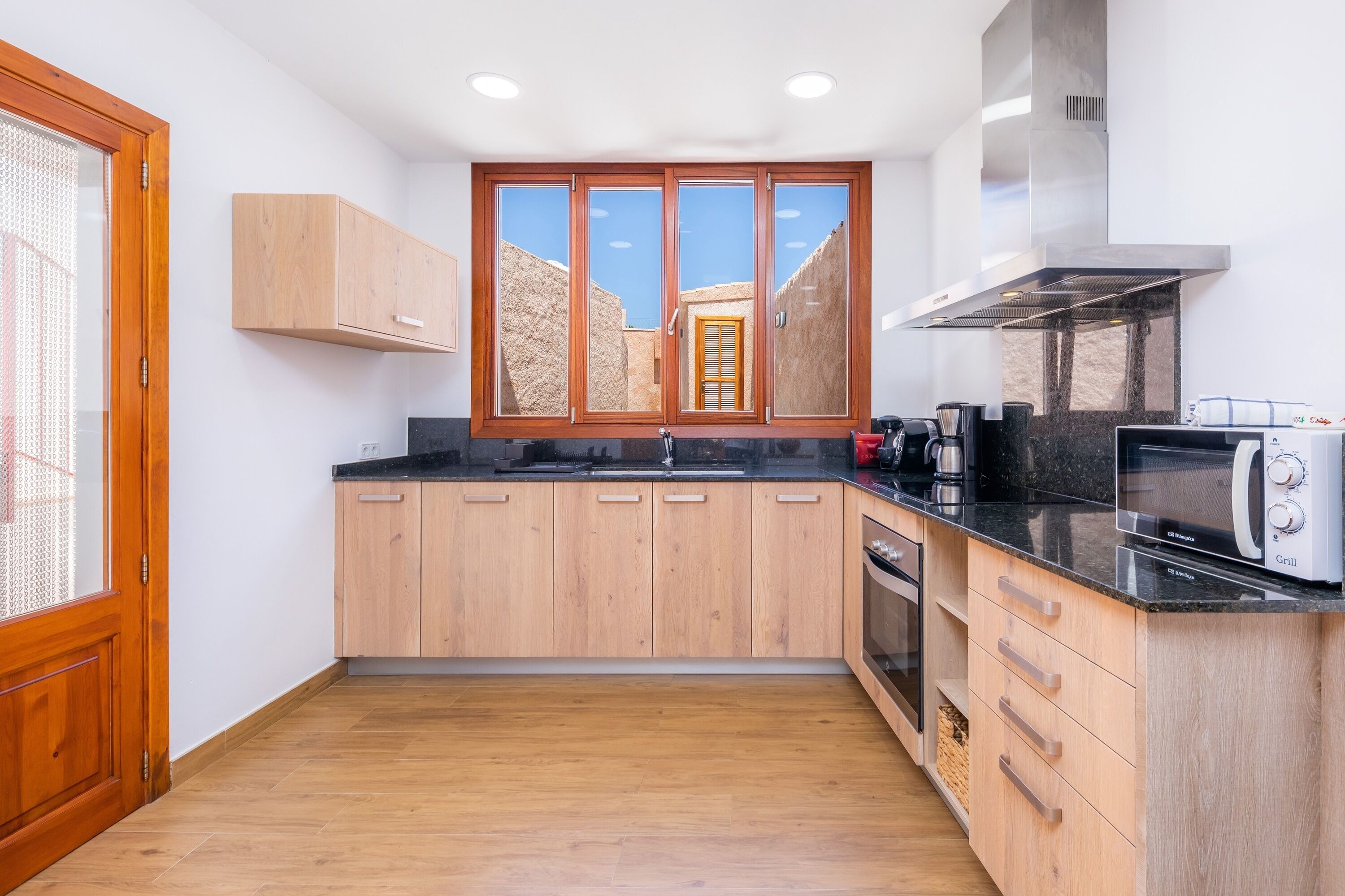 Frigorífico, microondas, horno y placa de cocina