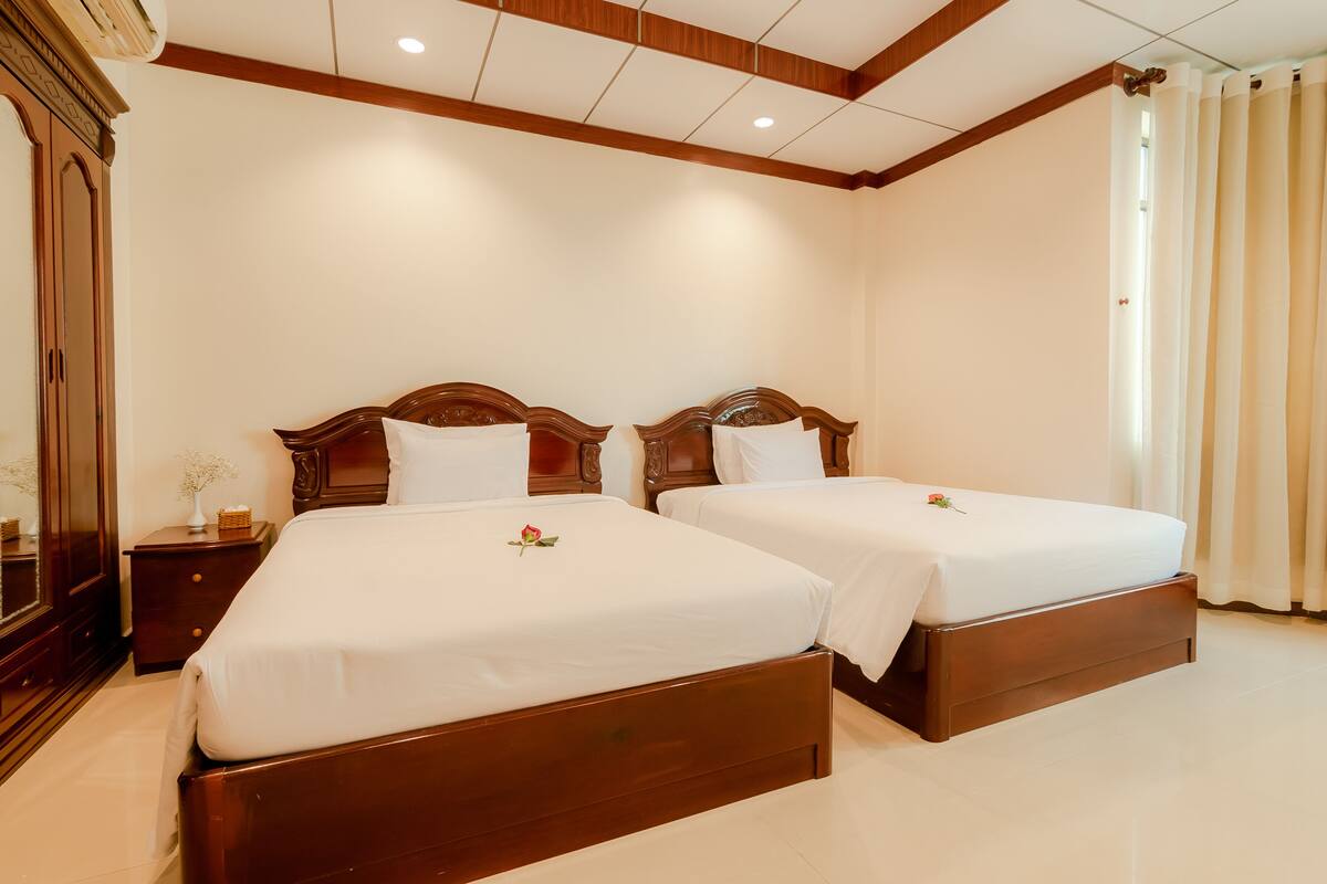 Family Room | Minibar, in-room safe, desk, blackout drapes