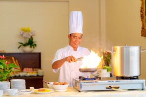 Phục vụ bữa sáng, bữa trưa, bữa tối, món địa phương và quốc tế 