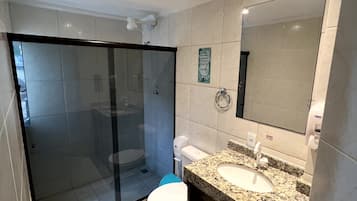 Habitación cuádruple superior | Baño | Regadera, toallas, jabón, papel de baño