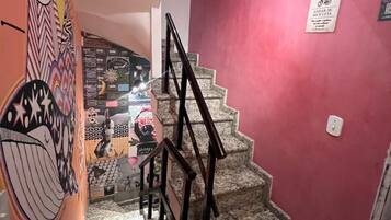 Uma escada com corrimão que leva a um patamar.