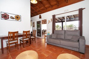 Televisio, DVD-soitin, pöytätennispöytä, stereot