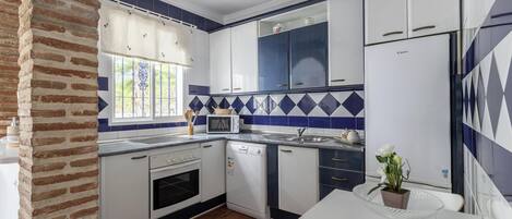 Køleskab, mikrobølgeovn, ovn, kogeplade