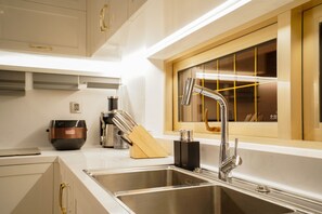 Refrigerador, microondas, horno y parrilla de estufa 