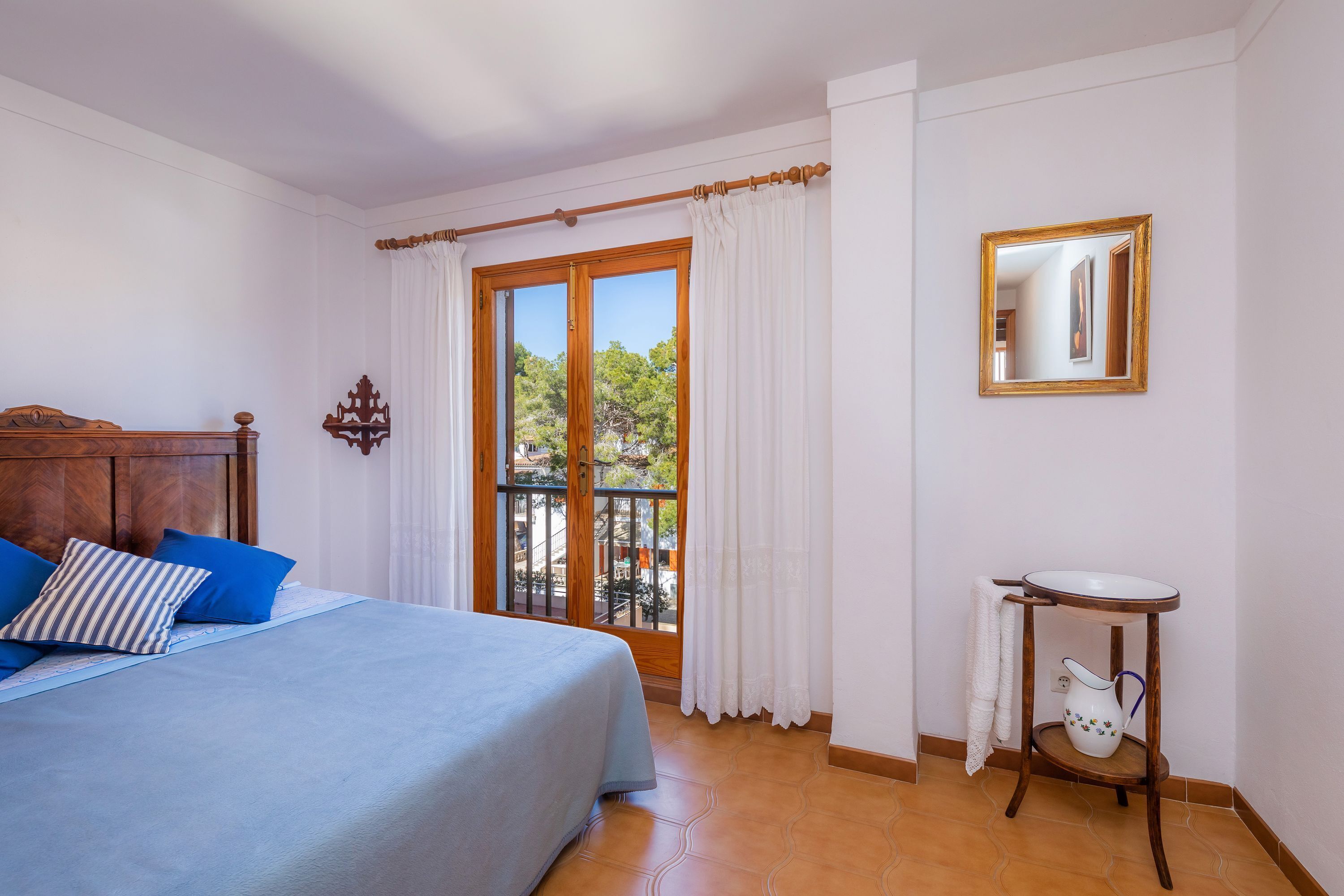 3 slaapkamers, een strijkplank/strijkijzer, gratis wifi, beddengoed