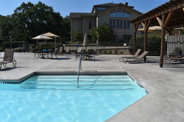 من حمّامات السباحة المغطاة، حمّام سباحة خارجي