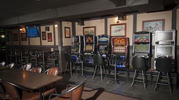 Serves lunch and dinner