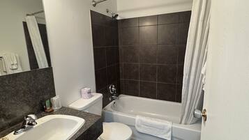 Combined shower/tub, towels