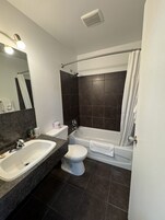 Bañera con ducha, toallas