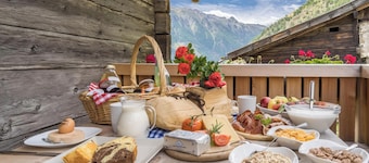 Charmant appartement Kornkammer Lodge avec vue sur les montagnes, Wi-Fi et jardin.