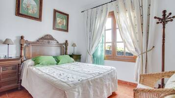 4 slaapkamers, een strijkplank/strijkijzer, gratis wifi, beddengoed