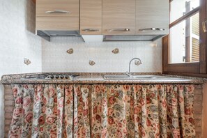 ثلاجة، فرن، موقد طهي مسطح، مستلزمات طهي/أطباق/أوعية