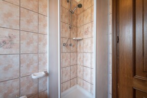 Regadera y secadora de cabello 