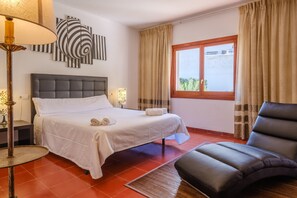 4 bedrooms, iron/ironing board, free WiFi, bed sheets