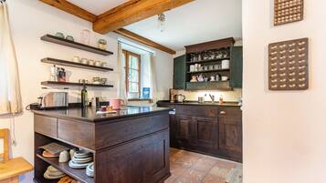 Jääkaappi, uuni, liesi, astianpesukone