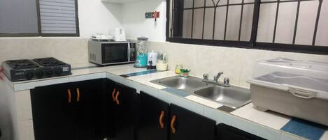 Réfrigérateur, micro-ondes, plaque de cuisson, bouilloire électrique