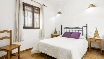 2 bedrooms, iron/ironing board, free WiFi, bed sheets