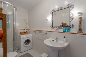 Shower, hair dryer, towels - Holiday Home "Mi Casa" with Wi-Fi, Garden, Terrace & Shared Pool (Caleta de Vélez)