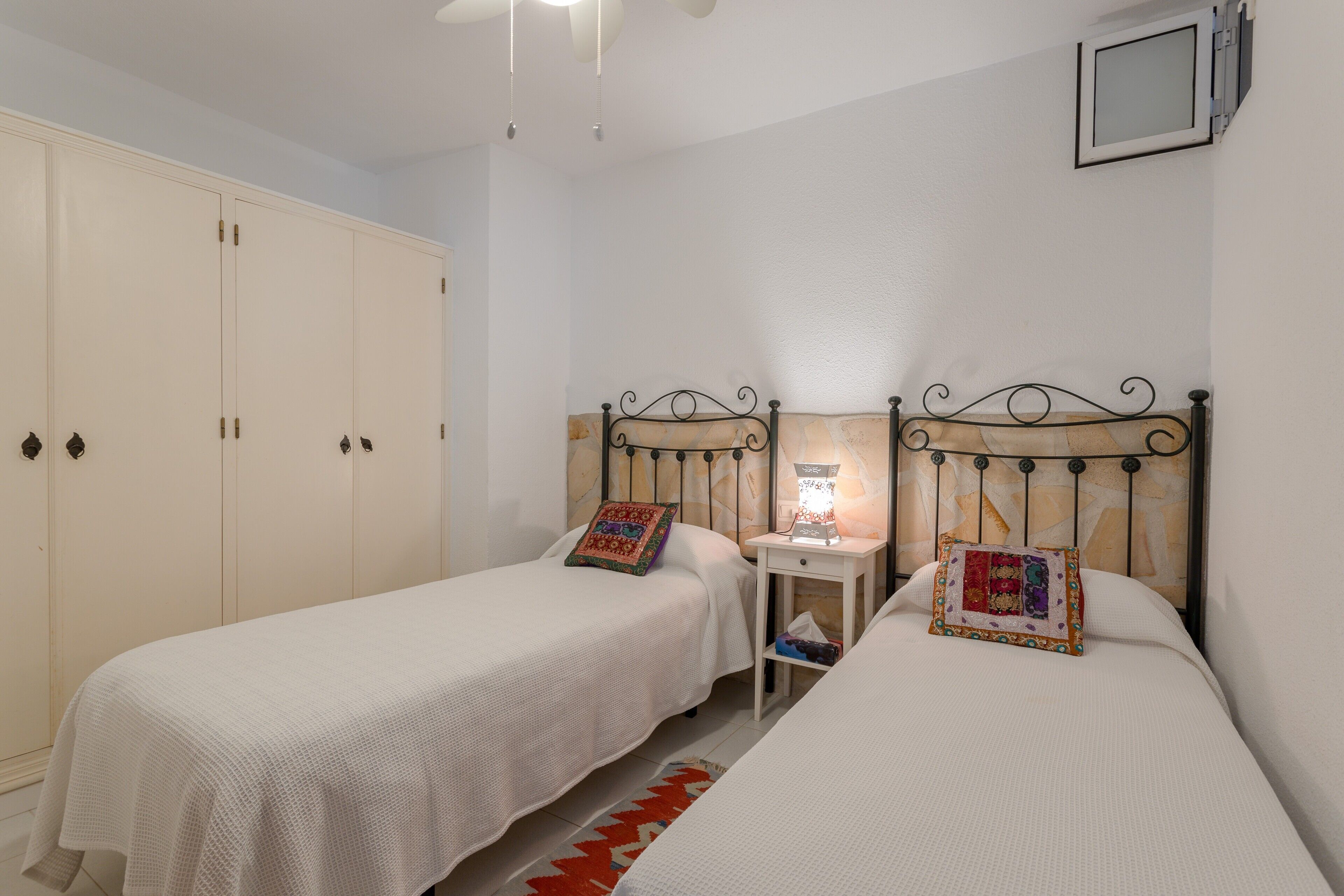 2 habitaciones, tabla de planchar con plancha y wifi gratis 