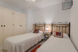 2 bedrooms, iron/ironing board, free WiFi, bed sheets - Holiday Home "Mi Casa" with Wi-Fi, Garden, Terrace & Shared Pool (Caleta de Vélez)