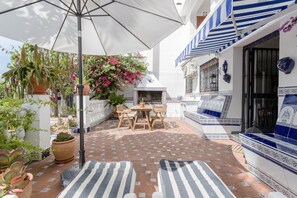 Outdoor dining - Holiday Home "Mi Casa" with Wi-Fi, Garden, Terrace & Shared Pool (Caleta de Vélez)