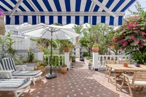 Outdoor dining - Holiday Home "Mi Casa" with Wi-Fi, Garden, Terrace & Shared Pool (Caleta de Vélez)