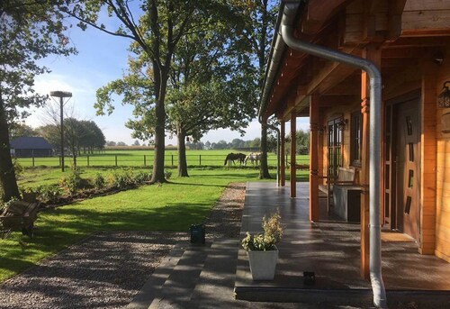Villa en bois de luxe Tine dans un cadre boisé avec vue imprenable sur la campagne