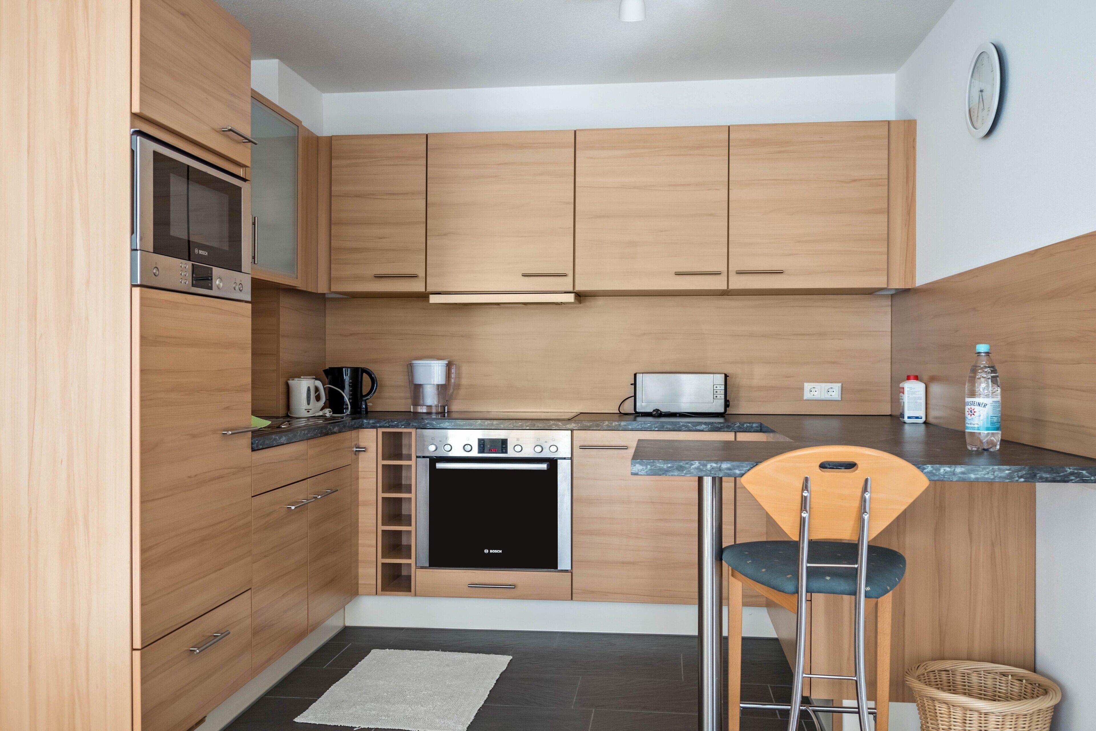 Frigorifero, microonde, forno, piano cottura