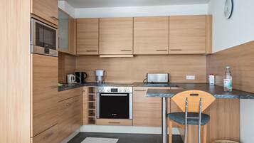 Frigorifero, microonde, forno, piano cottura