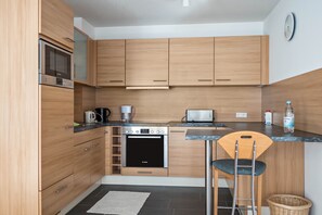 Kühlschrank, Mikrowelle, Ofen, Herdplatte