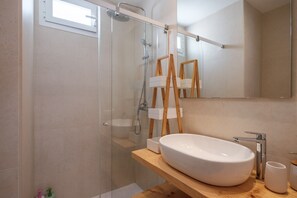 Dusche, kostenlose Toilettenartikel, Haartrockner, Handtücher