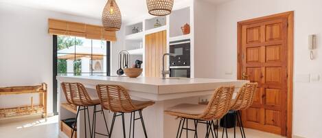 冷蔵庫、電子レンジ、オーブン、コンロ