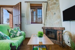 Televisión y chimenea 