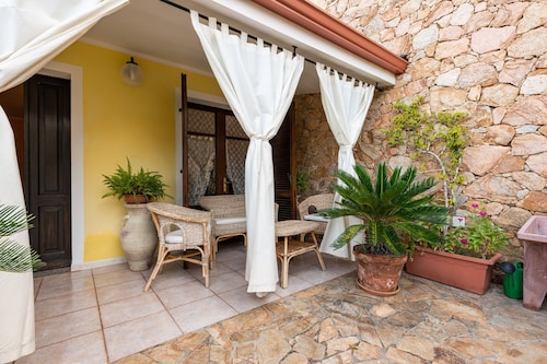 Schöne Villa "Chia" nahe dem Strand mit Meerblick & Garten