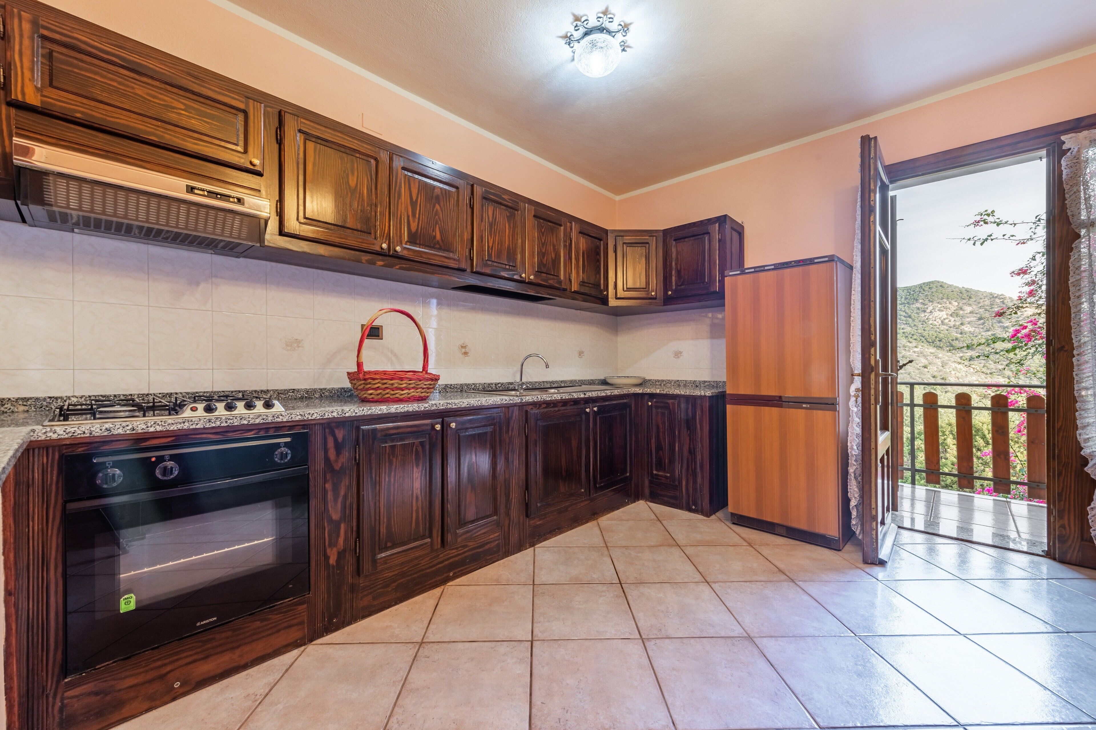 Réfrigérateur, four, plaque de cuisson