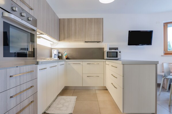 Frigorifero, microonde, forno, piano cottura