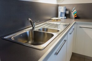 Réfrigérateur, four à micro-ondes, un four, surface de cuisson