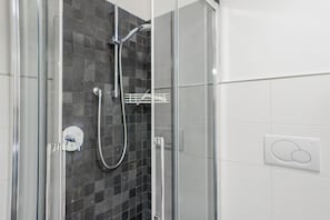 Regadera, amenidades de baño gratuitas, secadora de cabello, toallas 