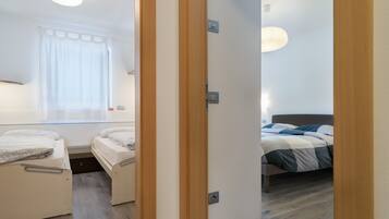 2 slaapkamers, een strijkplank/strijkijzer, gratis wifi, beddengoed